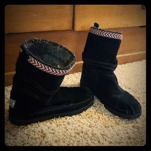 Toms snow boot black suede leather calf moccasin 8